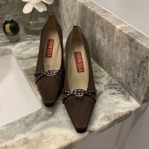 VanEli brown pump